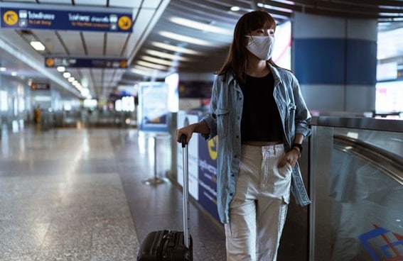 mulher no aeroporto viajar na pandemia