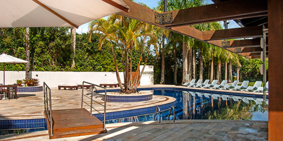 Foto piscina do hotel torres da cachoeira com coqueiro e pergolado 
