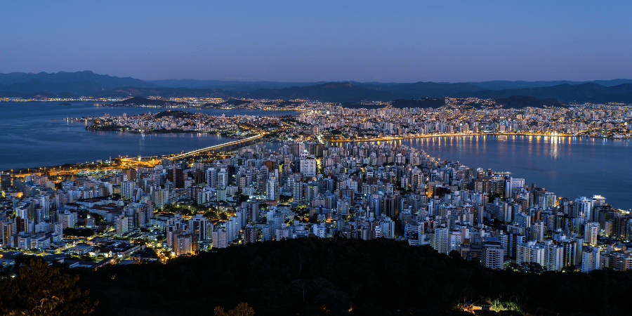 imagem de cima do centro da cidade de Florianópolis a noite.