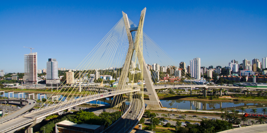 Foto da ponte Octávio Frias de Oliveira de São Paulo, céu azul e sol