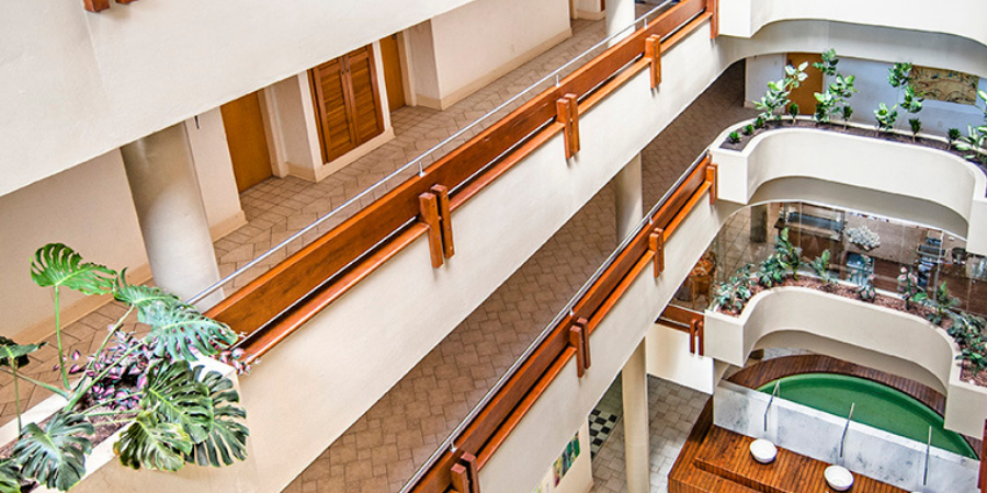 foto de cima de vários andares e corredores de quarto do hotel Torres da Cachoeira com um pequeno chafariz no térreo